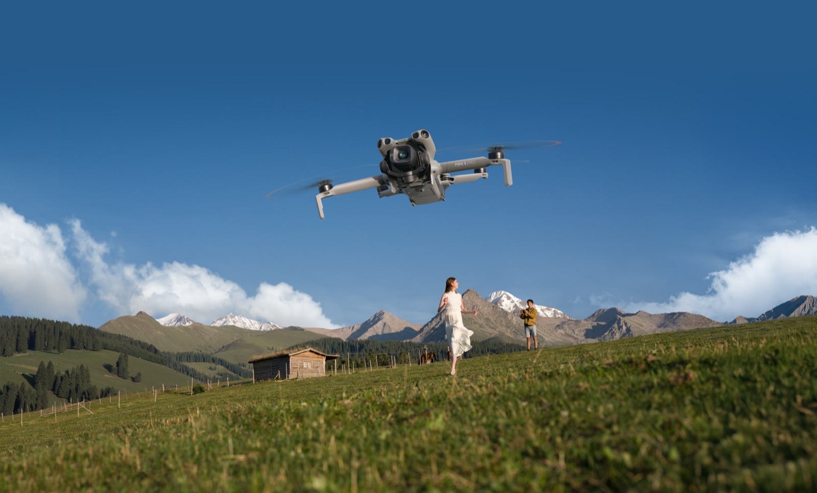 ภาพประชาสัมพันธ์ DJI Mini 5 Pro ในภูมิประเทศกลางแจ้ง