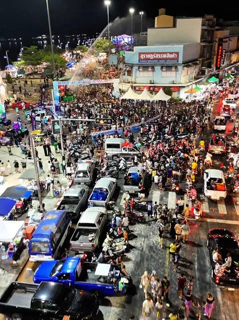 ภาพมุมสูงจากโดรนของงานกิจกรรมที่มีผู้คนหนาแน่น